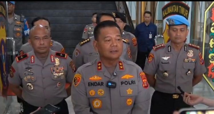 Kapolda Kalimantan Timur, Irjen Pol Endar Priantoro, didampingi Wakapolda Brigjen Pol. Adrianto Jossy Kusumo dan Kabid Propam Kombes Pol Hariyanto saat memberikan penjelasan terkait kericuhan antara warga dan anggota kepolisian di Kantor Polresta Balikpapan, Kamis (16/4/2026). (foto : Inibalikpapan/Samsul)