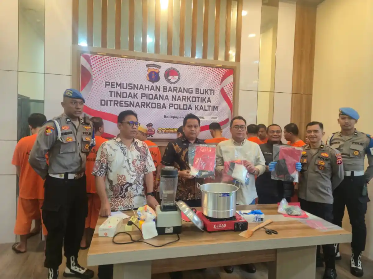 Polda Kaltim melakukan pemusnahan barang bukti narkotika hasil pengungkapan kasus, Jumat (17/4/2026).