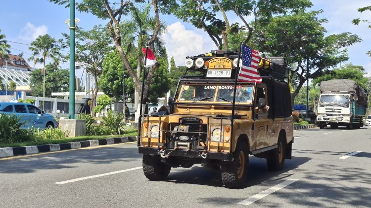 Rombongan Kalimantan Tribute mulai bergerak menapaki rute napak tilas Camel Trophy Kalimantan 1996