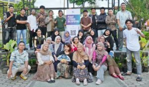 REFLEKSI HARI KARTINI - Pegiat Literasi Balikpapan menggelar bedah buku Door Duisternis tot Licht yang diterjemahkan oleh Armijn Pane yang kemudian jadi "Habis Gelap Terbitlah Terang." Acaranya digelar di ruang terbuka hijau, Taman Tiga Generasi, Jalan Ruhui Rahayu, Sepinggan, Kota Balikpapan, Provinsi Kalimantan Timur pada Minggu 19 April 2026 sore dengan payung langit yang mendung tanpa hujan, adem dan tentram. (HO/Muchlis PLB)