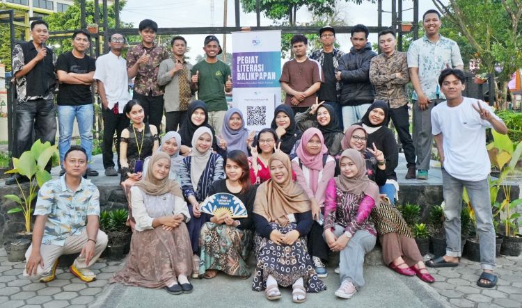 REFLEKSI HARI KARTINI - Pegiat Literasi Balikpapan menggelar bedah buku Door Duisternis tot Licht yang diterjemahkan oleh Armijn Pane yang kemudian jadi "Habis Gelap Terbitlah Terang." Acaranya digelar di ruang terbuka hijau, Taman Tiga Generasi, Jalan Ruhui Rahayu, Sepinggan, Kota Balikpapan, Provinsi Kalimantan Timur pada Minggu 19 April 2026 sore dengan payung langit yang mendung tanpa hujan, adem dan tentram. (HO/Muchlis PLB)