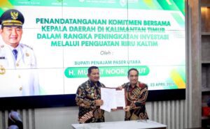 Bupati Penajam Paser Utara (PPU), Mudyat Noor, melakukan penandatanganan komitmen bersama di Kantor Dinas Penanaman Modal dan Pelayanan Terpadu Satu Pintu (DPMPTSP) Provinsi Kalimantan Timur, Kamis (23/4/2026). (foto : Pemprov)