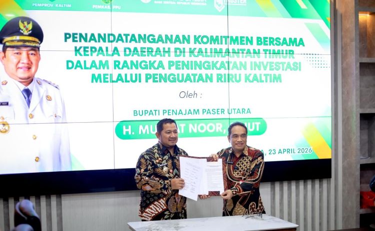 Bupati Penajam Paser Utara (PPU), Mudyat Noor, melakukan penandatanganan komitmen bersama di Kantor Dinas Penanaman Modal dan Pelayanan Terpadu Satu Pintu (DPMPTSP) Provinsi Kalimantan Timur, Kamis (23/4/2026). (foto : Pemprov)