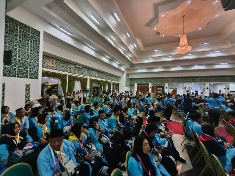 Sebanyak 356 jemaah haji asal Samarinda yang tergabung dalam Kelompok Terbang (Kloter) 1 resmi memasuki Asrama Haji Batakan Balikpapan (foto : Inibalikpapan/Samsul)