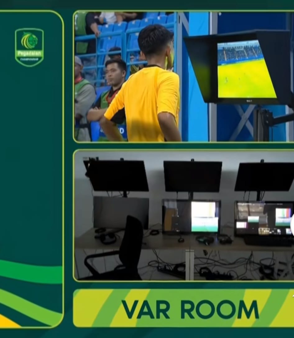 Tangkapan screenshoot video saat wasit mengecek VAR yang viral di media sosial / TikTiok Naafootballindo07