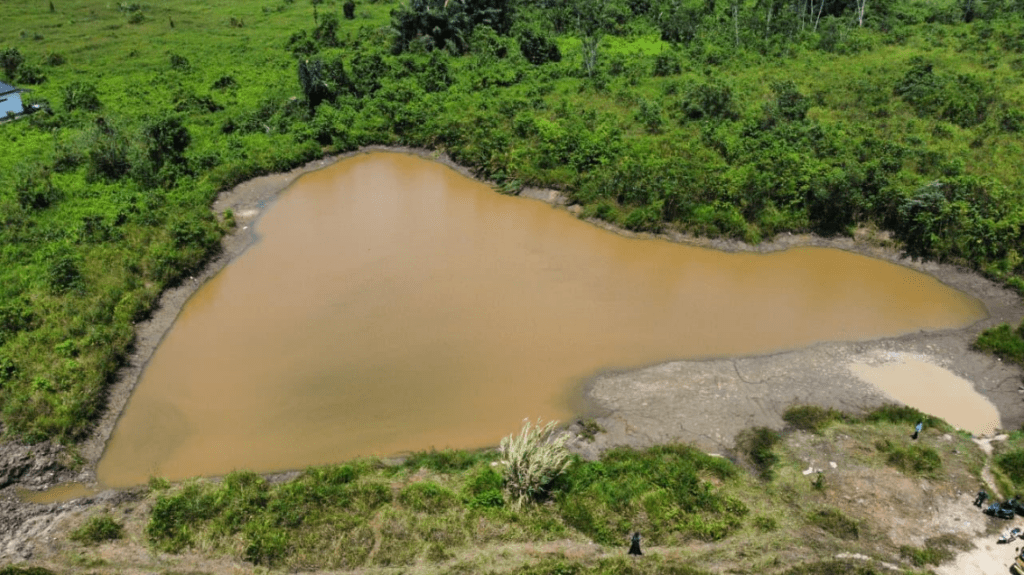 Lubang bekas tambang batu bara milik PT Insani Bara Perkasa (IBP) di Jalan Sultan Sulaiman, Kelurahan Sambutan, Samarinda (foto : Jatam Kaltim)