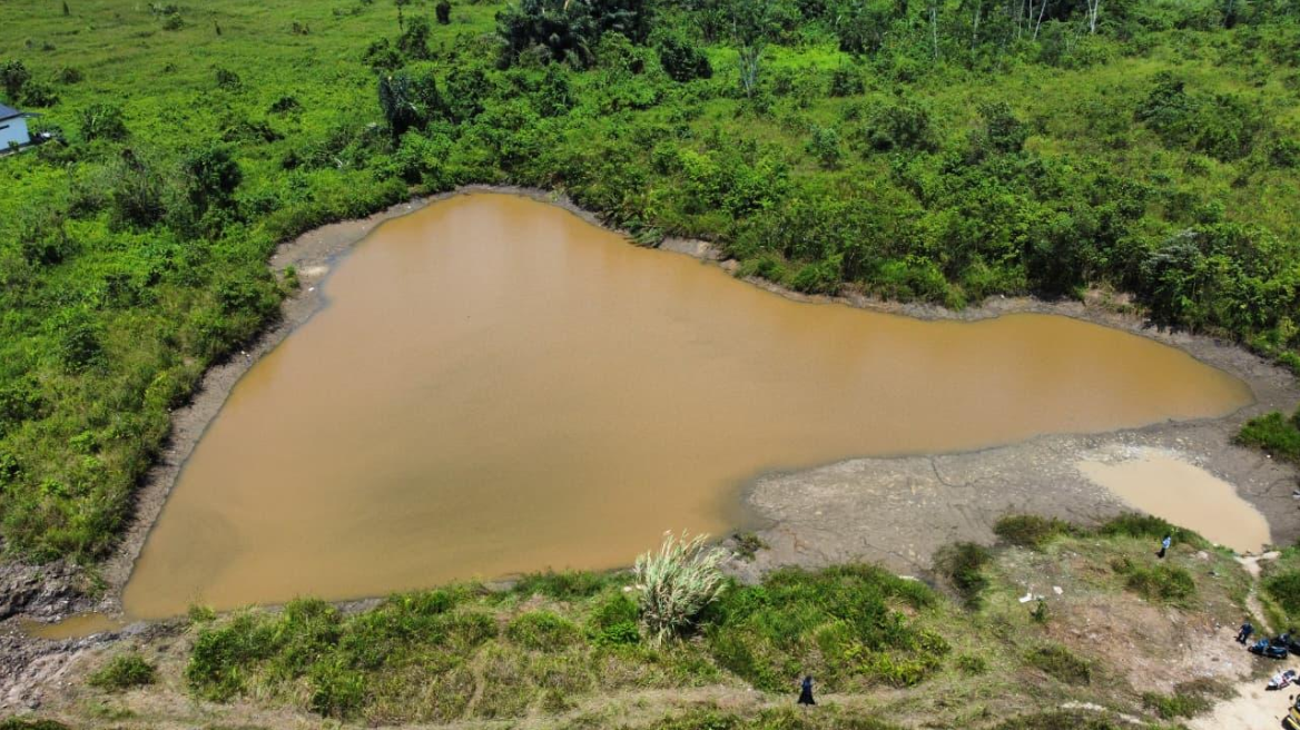 Lubang bekas tambang batu bara milik PT Insani Bara Perkasa (IBP) di Jalan Sultan Sulaiman, Kelurahan Sambutan, Samarinda (foto : Jatam Kaltim)