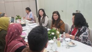 Menkomdigi Meutya Hafid didampingi oleh Dirjen Komunikasi Publik dan Media Fifi Aleyda Yahya serta Staf Ahli Menteri Bidang Komunikasi dan Media Massa Molly Prabawaty saat menerima audiensi Komnas Perempuan di Widya Chandra, Jakarta Selatan, Rabu (15/04/2026). Foto: Ardi Widiyansah/Komdigi