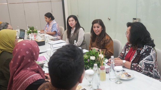 Menkomdigi Meutya Hafid didampingi oleh Dirjen Komunikasi Publik dan Media Fifi Aleyda Yahya serta Staf Ahli Menteri Bidang Komunikasi dan Media Massa Molly Prabawaty saat menerima audiensi Komnas Perempuan di Widya Chandra, Jakarta Selatan, Rabu (15/04/2026). Foto: Ardi Widiyansah/Komdigi