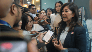 Menkomdigi Meutya Hafid memberikan keterangan kepada awak media di Kantor Kementerian Komdigi, Jakarta Pusat, Selasa (28/04/2026). Foto: Pey HS/Komdigi