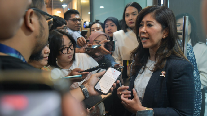Menkomdigi Meutya Hafid memberikan keterangan kepada awak media di Kantor Kementerian Komdigi, Jakarta Pusat, Selasa (28/04/2026). Foto: Pey HS/Komdigi