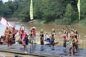 Festival Lom Plai 2026 berlangsung meriah di Desa Nehas Liah Bing, Kabupaten Kutai Timur, Rabu (23/4/2026).