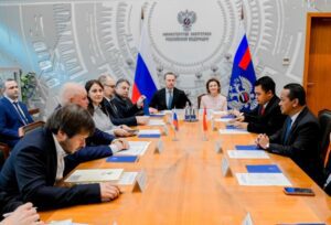 Menteri ESDM Bahlil Lahadalia bersama Menteri Energi Rusia Sergey Tsivilev pada hari Selasa (14/4) melakukan tatap muka langsung di Kantor Kementerian Energi Moskow, Rusia
