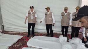 Menteri Haji dan Umrah RI Mochamad Irfan Yusuf melakukan peninjauan langsung ke tenda-tenda jemaah Indonesia di Arafah, Kamis (21/5/2026)
