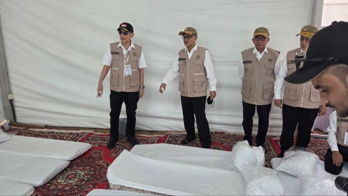 Menteri Haji dan Umrah RI Mochamad Irfan Yusuf melakukan peninjauan langsung ke tenda-tenda jemaah Indonesia di Arafah, Kamis (21/5/2026)