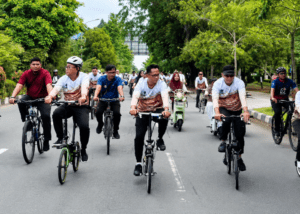 Wali Kota Balikpapan, Rahmad Mas'ud, memulai aktivitas pagi dengan melakoni gowes sepeda santai bersama para wali kota se-Indonesia menembus jalanan Kota Khatulistiwa
