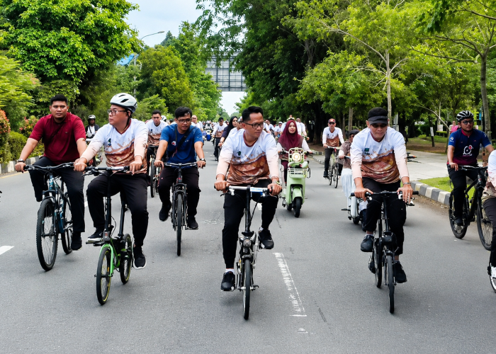 Wali Kota Balikpapan, Rahmad Mas'ud, memulai aktivitas pagi dengan melakoni gowes sepeda santai bersama para wali kota se-Indonesia menembus jalanan Kota Khatulistiwa