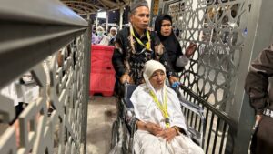 Petugas Penyelenggara Ibadah Haji (PPIH) Arab Saudi menyiapkan jalur khusus bagi jemaah lansia dan risiko tinggi (risti) di Terminal Ajyad, Makkah, untuk mempermudah akses bus shalawat menuju hotel pemondokan