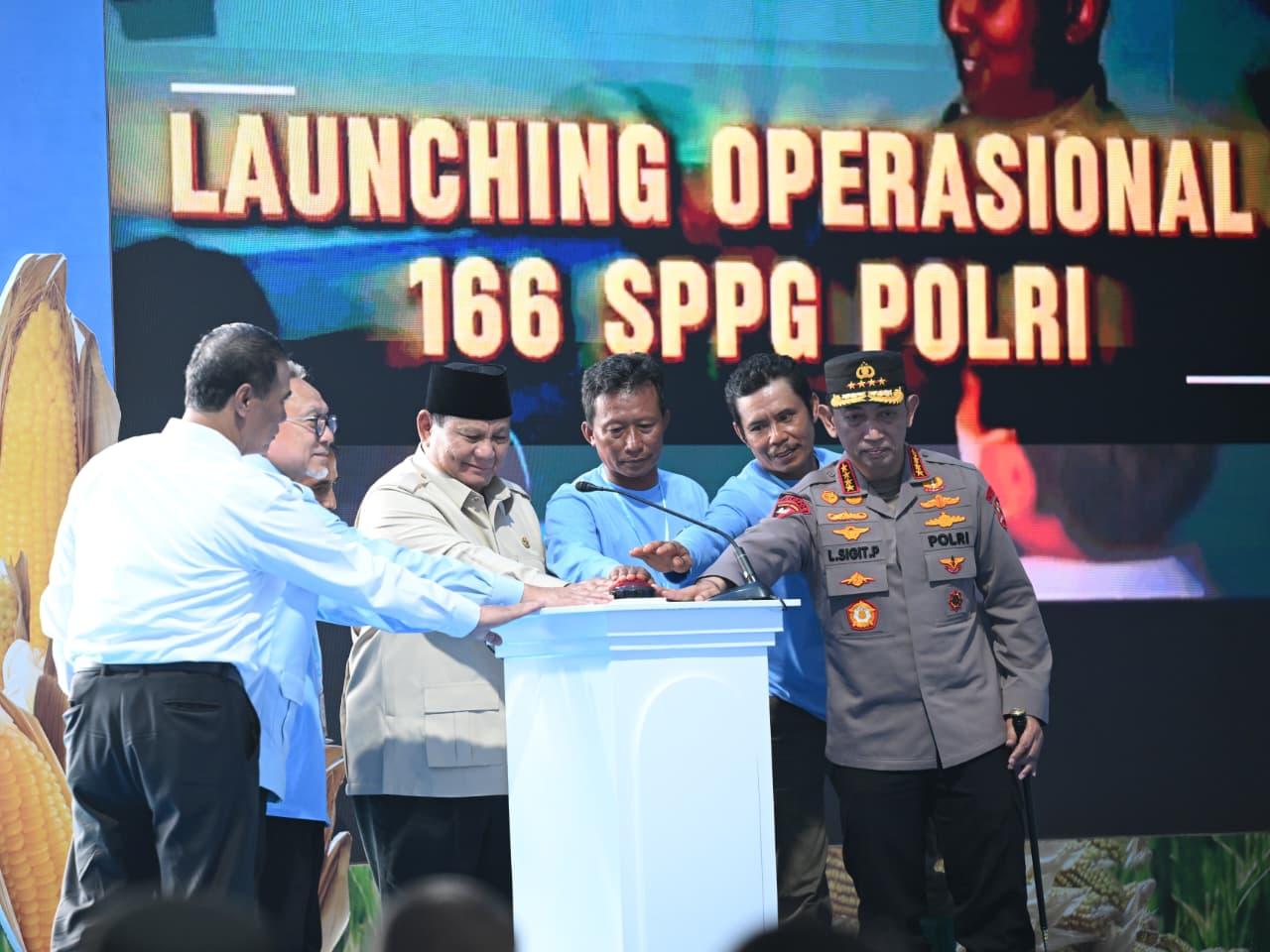 Presiden Prabowo Subianto melakukan groundbreaking 10 Gudang Ketahanan Pangan Polri serta launching operasional 166 Satuan Pelayanan Pemenuhan Gizi (SPPG) Polri Tahun 2026 di Kabupaten Tuban, Jawa Timur, pada Sabtu (16/05/2026)