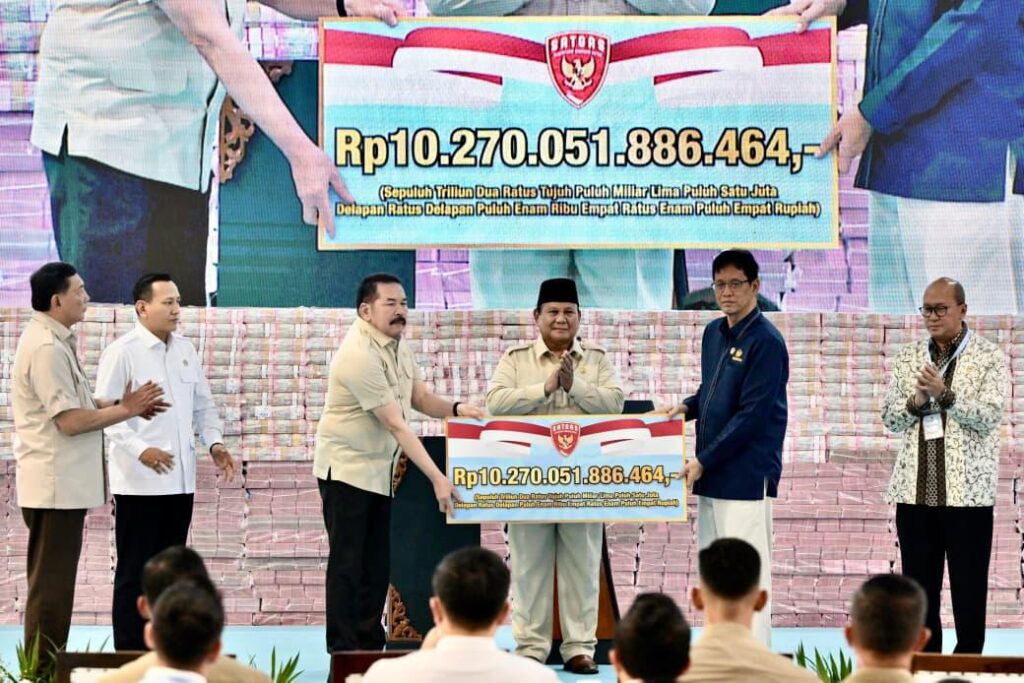 Presiden Prabowo Subianto menyaksikan penyerahan denda administratif, penerimaan hasil pajak, serta lahan kawasan hutan hasil penguasaan kembali negara yang digelar di Kompleks Kejaksaan Agung Jakarta, pada Rabu (13/05/2026). (foto : Setpres)