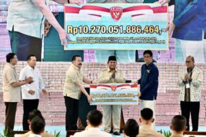 Presiden Prabowo Subianto menyaksikan penyerahan denda administratif, penerimaan hasil pajak, serta lahan kawasan hutan hasil penguasaan kembali negara yang digelar di Kompleks Kejaksaan Agung Jakarta, pada Rabu (13/05/2026). (foto : Setpres)