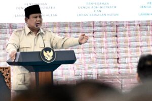 Presiden Prabowo Subianto menyaksikan penyerahan denda administratif, penerimaan hasil pajak, serta lahan kawasan hutan hasil penguasaan kembali negara yang digelar di Kompleks Kejaksaan Agung Jakarta, pada Rabu (13/05/2026). (foto : Setpres)