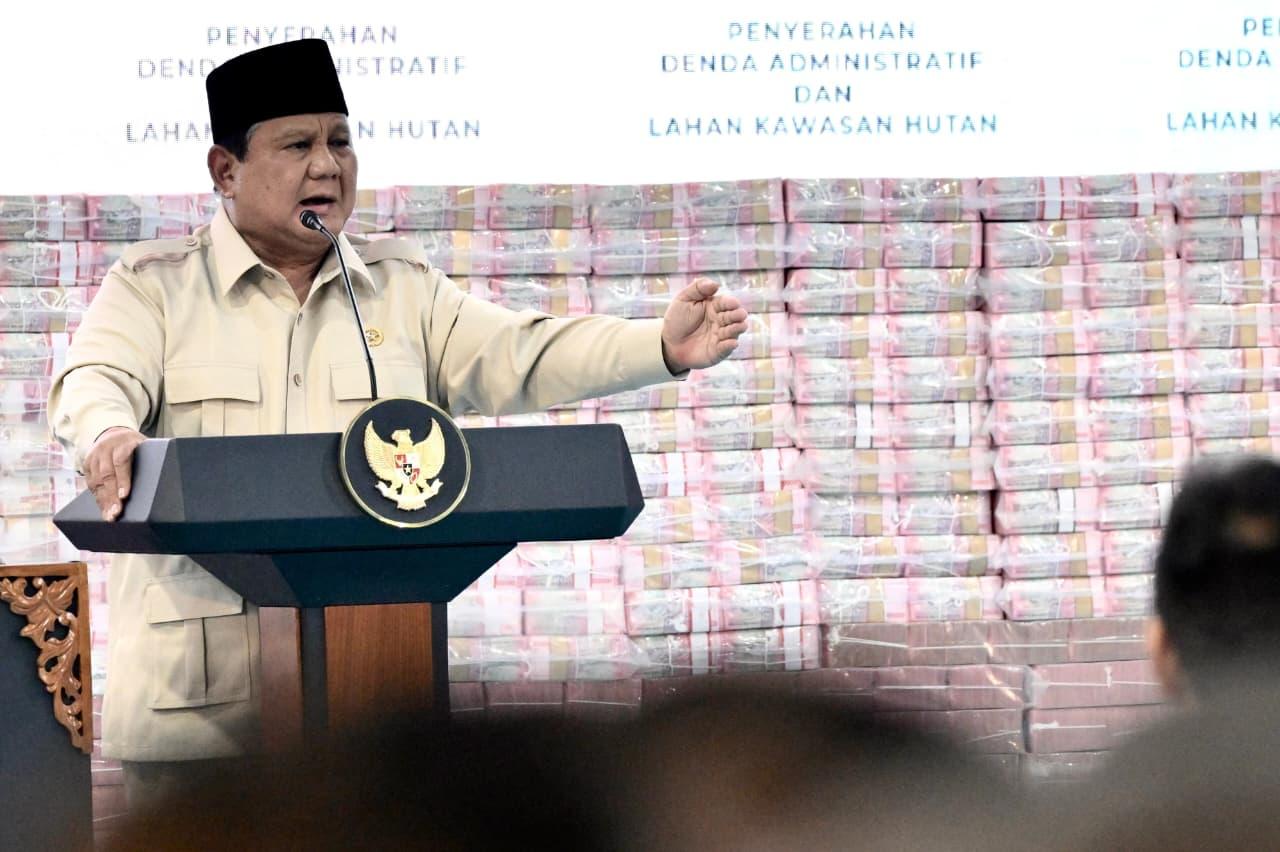 Presiden Prabowo Subianto menyaksikan penyerahan denda administratif, penerimaan hasil pajak, serta lahan kawasan hutan hasil penguasaan kembali negara yang digelar di Kompleks Kejaksaan Agung Jakarta, pada Rabu (13/05/2026). (foto : Setpres)