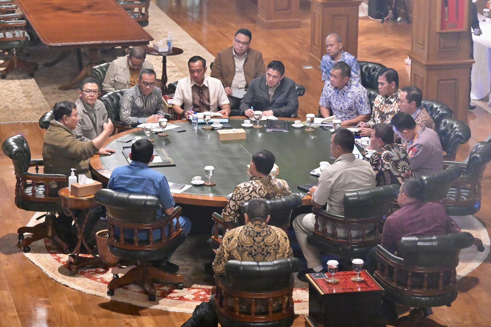 Presiden Prabowo Subianto menggelar rapat terbatas bersama sejumlah anggota Kabinet Merah Putih di kediamannya di Hambalang, Kabupaten, Jawa Barat, pada Sabtu (02/05/2026) membahas perkembangan berbagai isu strategis nasional.