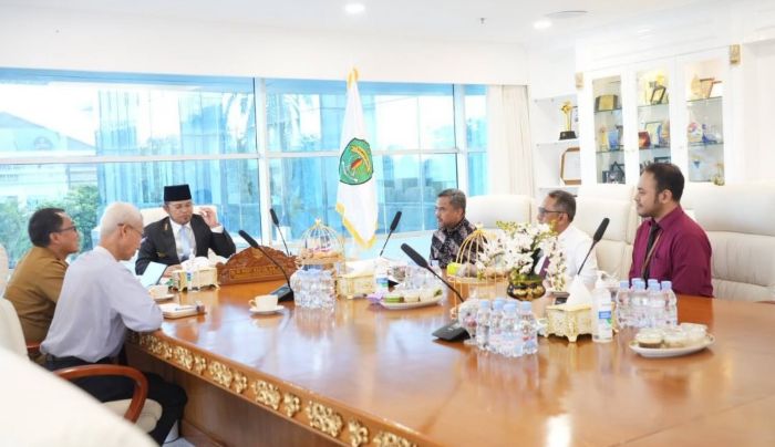 Gubernur Kalimantan Timur Rudy Mas’ud (Harum) menerima audiensi Kepala Otoritas Jasa Keuangan (OJK) Kalimantan Timur–Kalimantan Utara (Kaltim–Kaltara), Misran Pasaribu, beserta jajaran di ruang rapat lantai 2 Kantor Gubernur , Senin 4 Mei 2026. (foto : Pemprov)