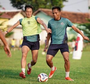 Penyerang Persiba Balikpapan Takumu Nishihara dan gelandang jangkar Bryan Cesar Ramadhan, serta rekan-rekannya menjalani latiahn di Tegal (foto : Oficial Persiba)