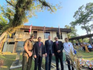 Dubes Australia Rod Brazier berfoto bersama jajaran PHKT dan tamu undangan usai upacara ANZAC Day 2026 di Kompleks Pasir Ridge, Balikpapan.