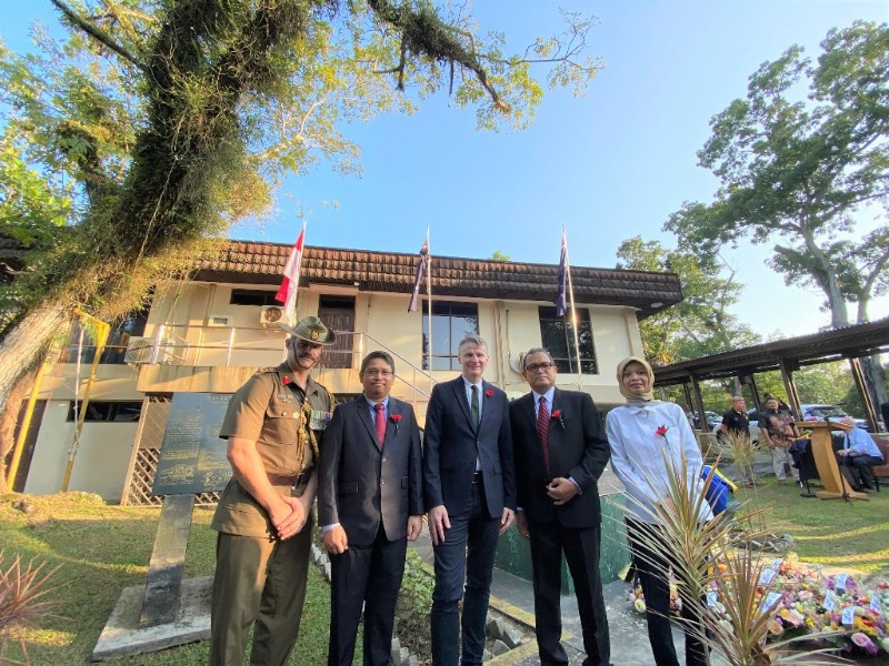 Dubes Australia Rod Brazier berfoto bersama jajaran PHKT dan tamu undangan usai upacara ANZAC Day 2026 di Kompleks Pasir Ridge, Balikpapan.