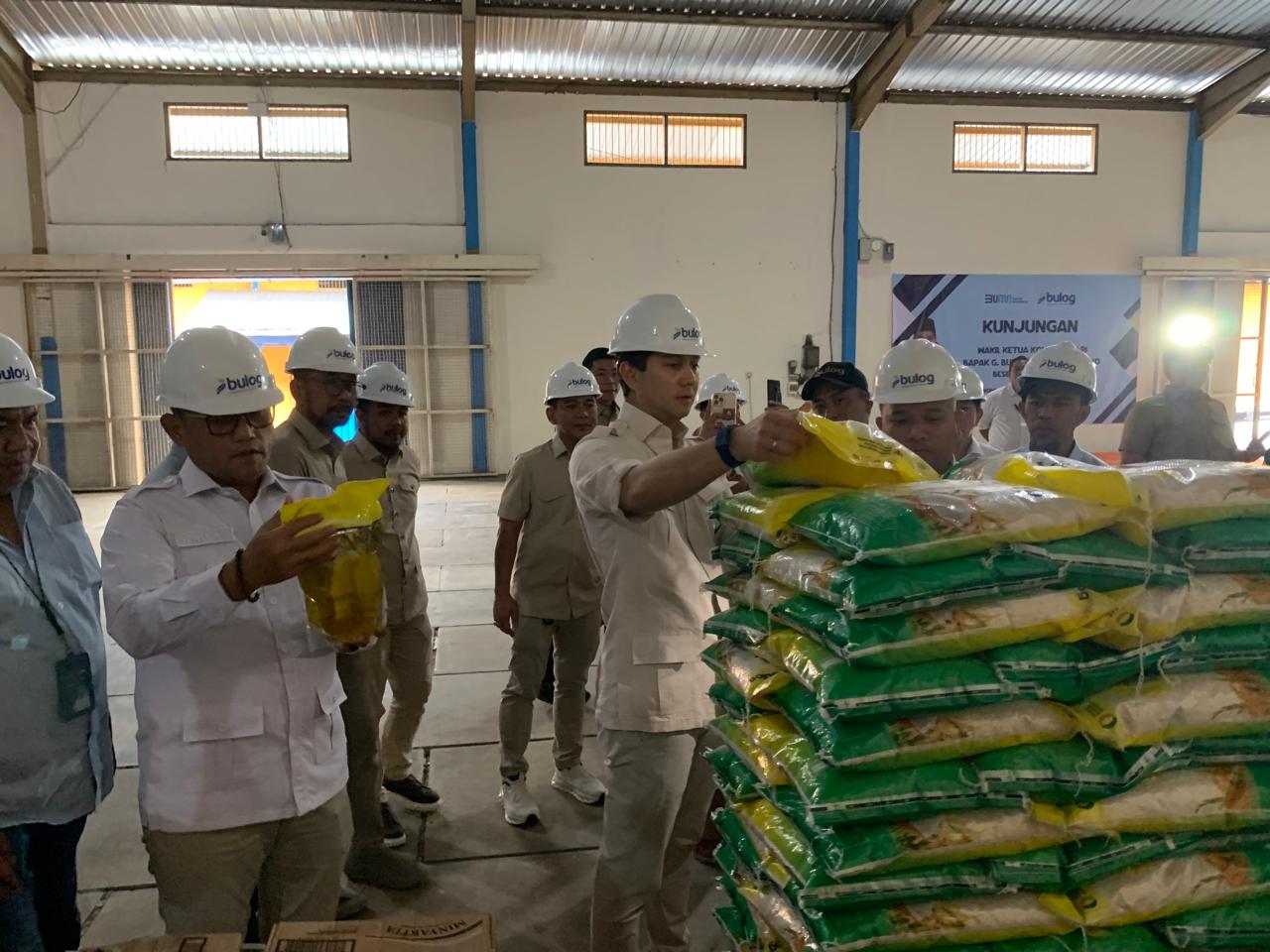 Wakil Ketua Komisi IV DPR RI G Budisatrio Djiwandono meninjau stok beras saat mengunjungi Gudang Bulog Gunung Malang di Balikpapan, Sabtu (9/5/2026).