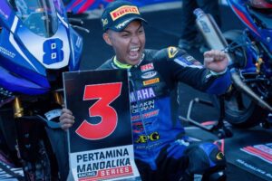 Candra Hermawan merayakan raihan podium ketiga di Mandalika Racing Series 2026 dengan penuh emosional.