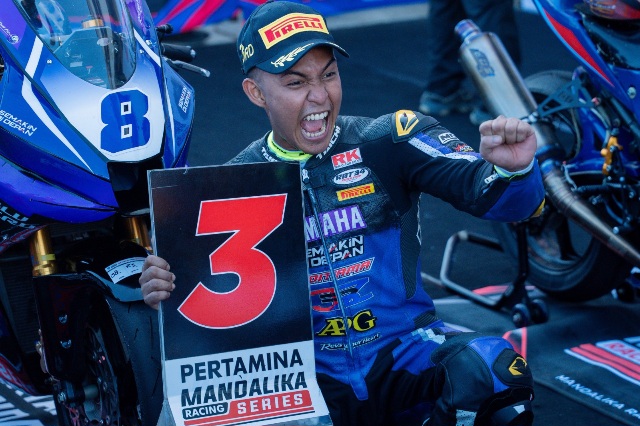 Candra Hermawan merayakan raihan podium ketiga di Mandalika Racing Series 2026 dengan penuh emosional.