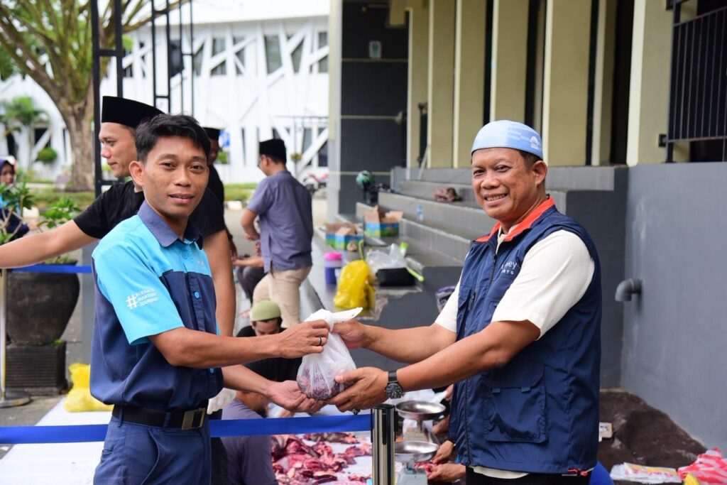 Penyaluran bantuan sosial Bandara SAMS Sepinggan kepada masyarakat sekitar sebagai bentuk kepedulian perusahaan.