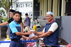 Penyaluran bantuan sosial Bandara SAMS Sepinggan kepada masyarakat sekitar sebagai bentuk kepedulian perusahaan.