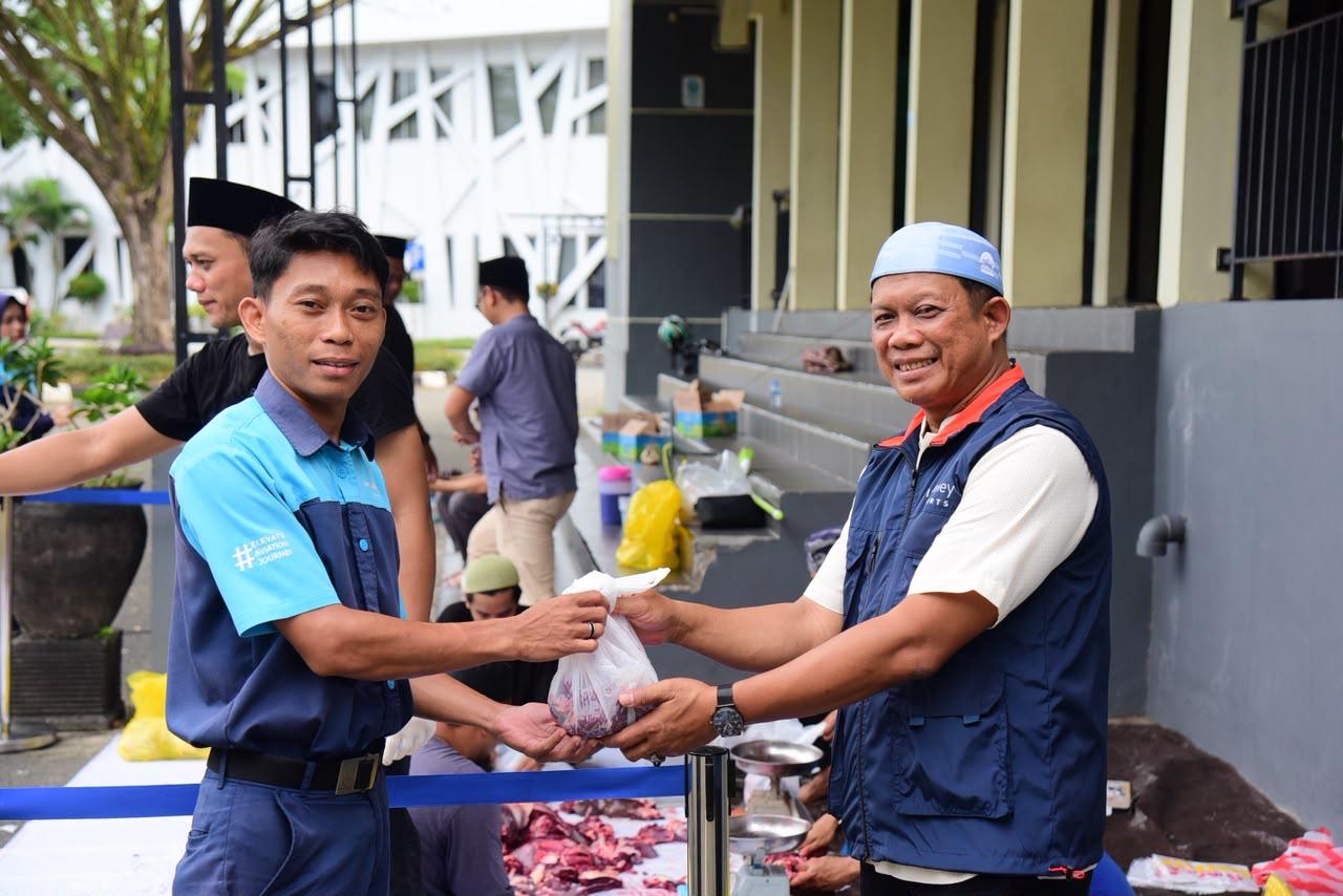 Penyaluran bantuan sosial Bandara SAMS Sepinggan kepada masyarakat sekitar sebagai bentuk kepedulian perusahaan.