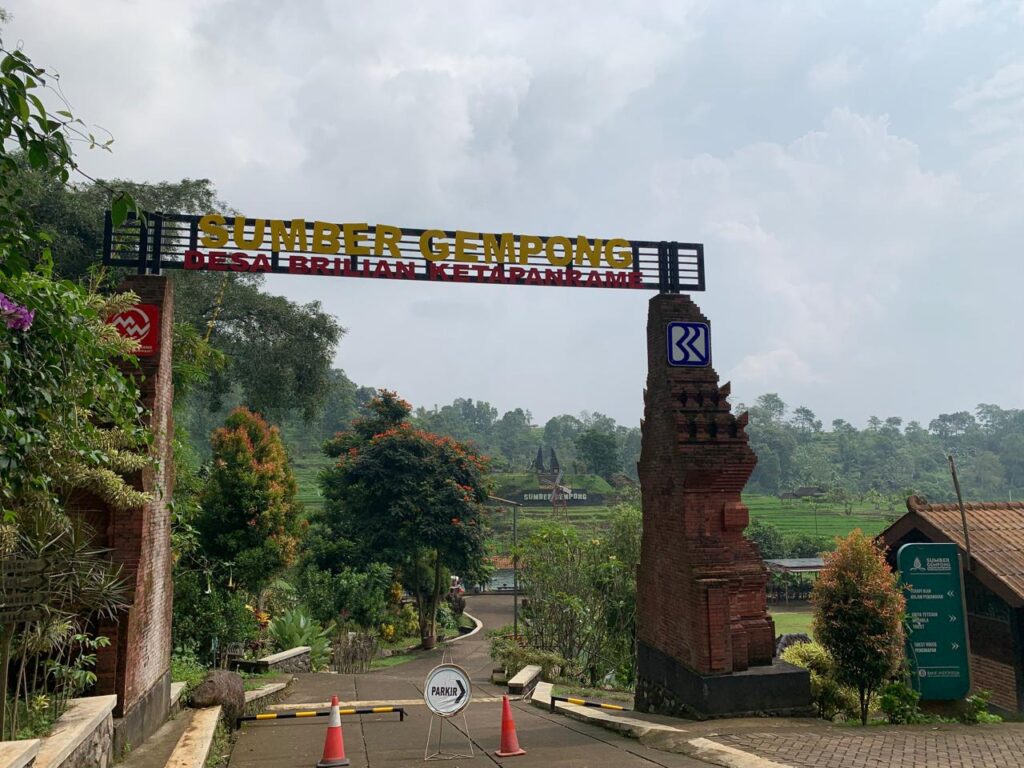 Gerbang masuk wisata Sumber Gempong di Desa Ketapanrame, Trawas, Mojokerto yang menawarkan panorama alam dan wisata edukasi
