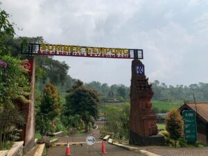 Gerbang masuk wisata Sumber Gempong di Desa Ketapanrame, Trawas, Mojokerto yang menawarkan panorama alam dan wisata edukasi