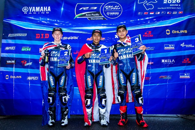 Sabian Fathul Ilmi (tengah) berdiri di podium pertama usai menjuarai race seri 2 Yamaha R3 BLU CRU Asia-Pacific Championship di Australia.