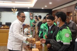 Pemerintah Provinsi Kalimantan Timur menerima aspirasi para mitra transportasi online dalam audiensi bersama Aliansi Mitra Kaltim Bersatu (AMKB) di Ruang Tepian I Lantai II Kantor Gubernur Kaltim, Selasa (19/5/2026).