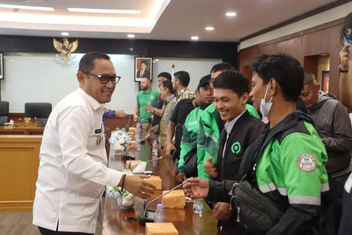 Pemerintah Provinsi Kalimantan Timur menerima aspirasi para mitra transportasi online dalam audiensi bersama Aliansi Mitra Kaltim Bersatu (AMKB) di Ruang Tepian I Lantai II Kantor Gubernur Kaltim, Selasa (19/5/2026).