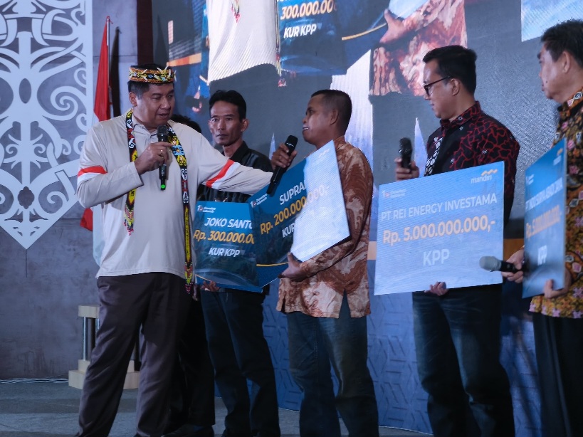 Penyerahan simbolis KUR perumahan kepada penerima manfaat dalam kegiatan sosialisasi di Balikpapan.