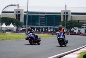 Dua pebalap memacu skutik MAXi Yamaha saat berlaga di kelas MAXi Race pada Kejurnas Motoprix Region B putaran pertama di Sirkuit Gelora Bung Tomo, Surabaya, 9-10 Mei 2026.