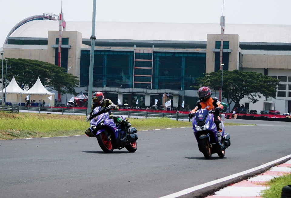 Dua pebalap memacu skutik MAXi Yamaha saat berlaga di kelas MAXi Race pada Kejurnas Motoprix Region B putaran pertama di Sirkuit Gelora Bung Tomo, Surabaya, 9-10 Mei 2026.