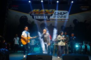 Suasana panggung hiburan MAXi Yamaha Day 2026 Sulselbar di Lapangan Merdeka Bone berlangsung meriah