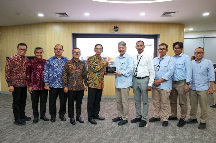 Otorita IKN menerima kunjungan kerja Wakil Ketua OJK membahas mengenai percepatan pembangunan kantor OJK dan persiapan pemindahan pegawai secara bertahap ke IKN pada Senin (11/05/2026) di Kantor Otorita IKN.