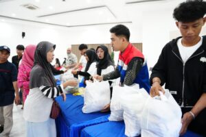 Warga menebus paket sembako murah dalam kegiatan Pasar Murah yang digelar PT Pertamina Patra Niaga Kilang Balikpapan di Gedung Banua Patra