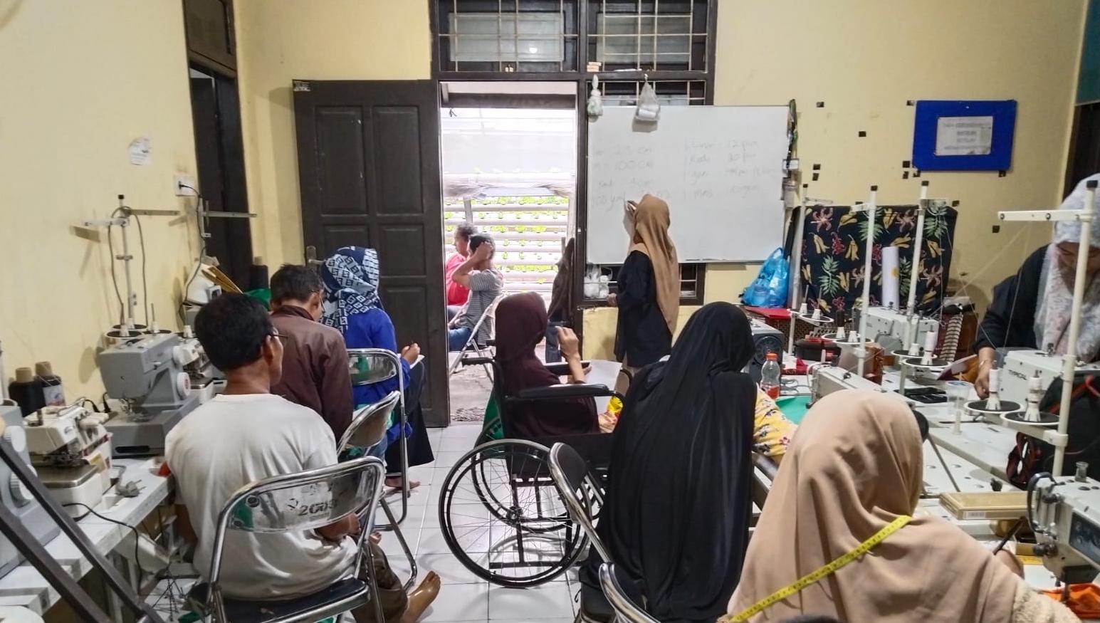Pelatihan menjahit bagi anggota PPDI Balikpapan yang difasilitasi melalui program TJSL PLN masih terus berjalan dan dimanfaatkan hingga kini.